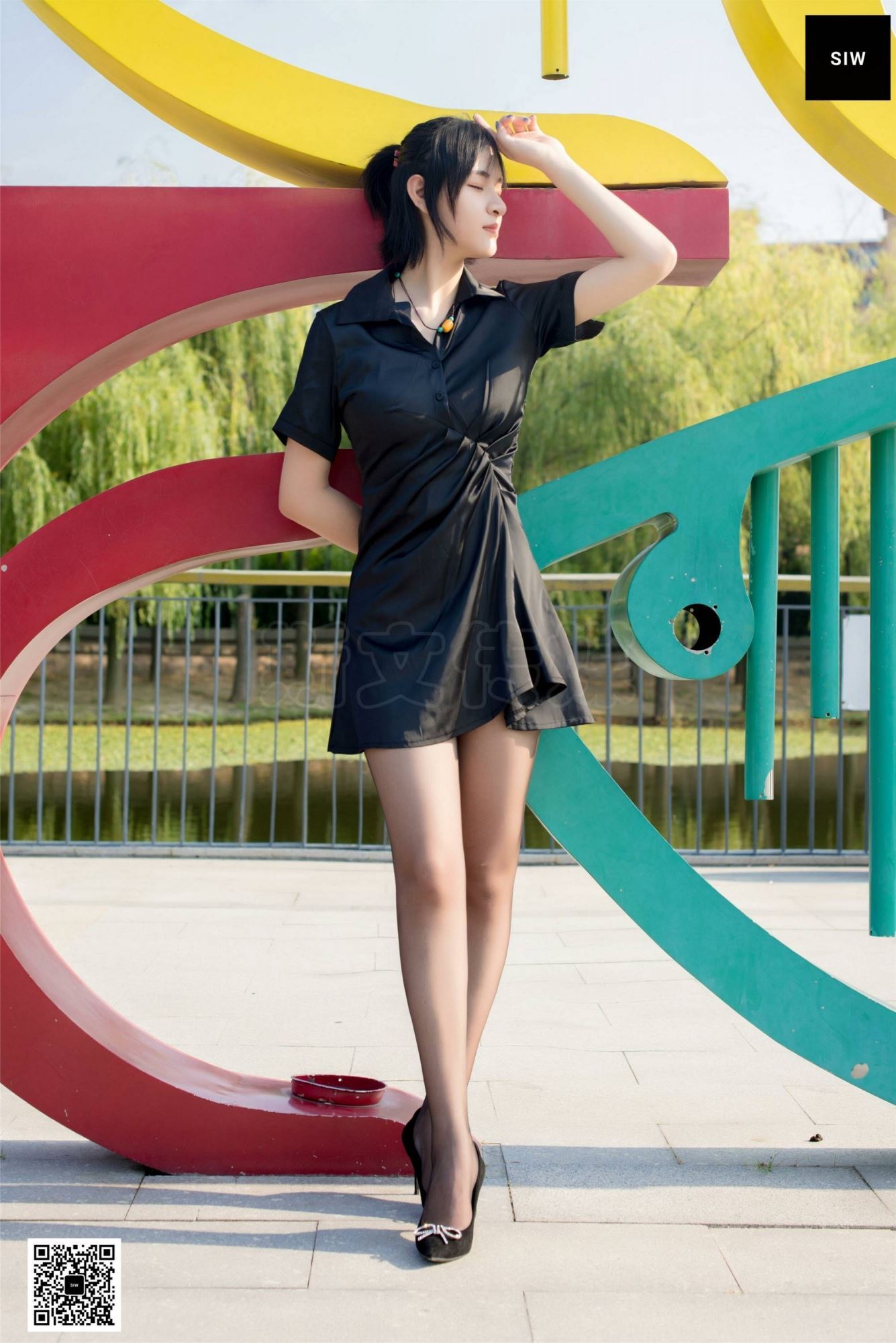 SIW斯文传媒 091 思琪 真丝修身超短低腰裙